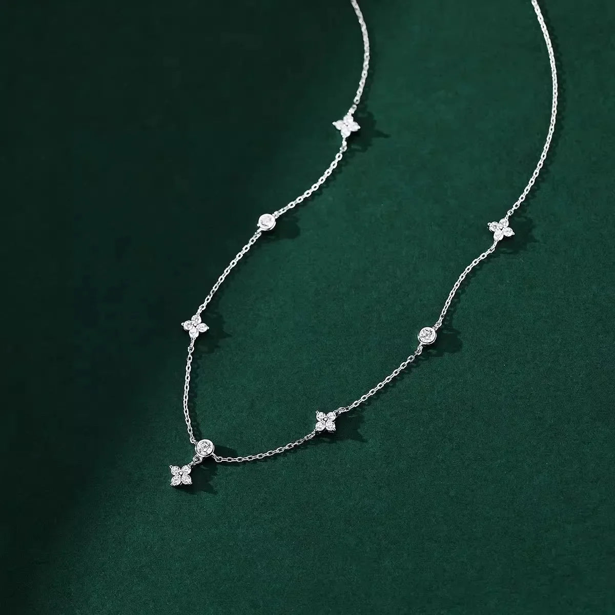 A S925 silver lucky four-leaf clover necklace, fashionable and elegant, perfect for Valentine's Day jewelry gifts