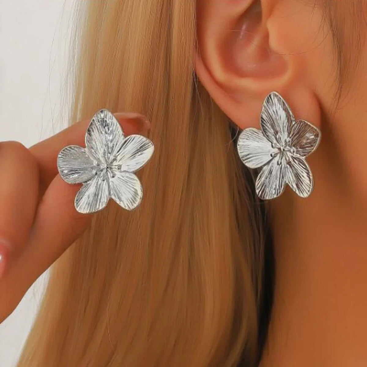Uworld Hypoallergenic Stylish Vintage Flower Stud Earrings Premium 18k Gold Plated Stainless Steel For Women Party сережки женск