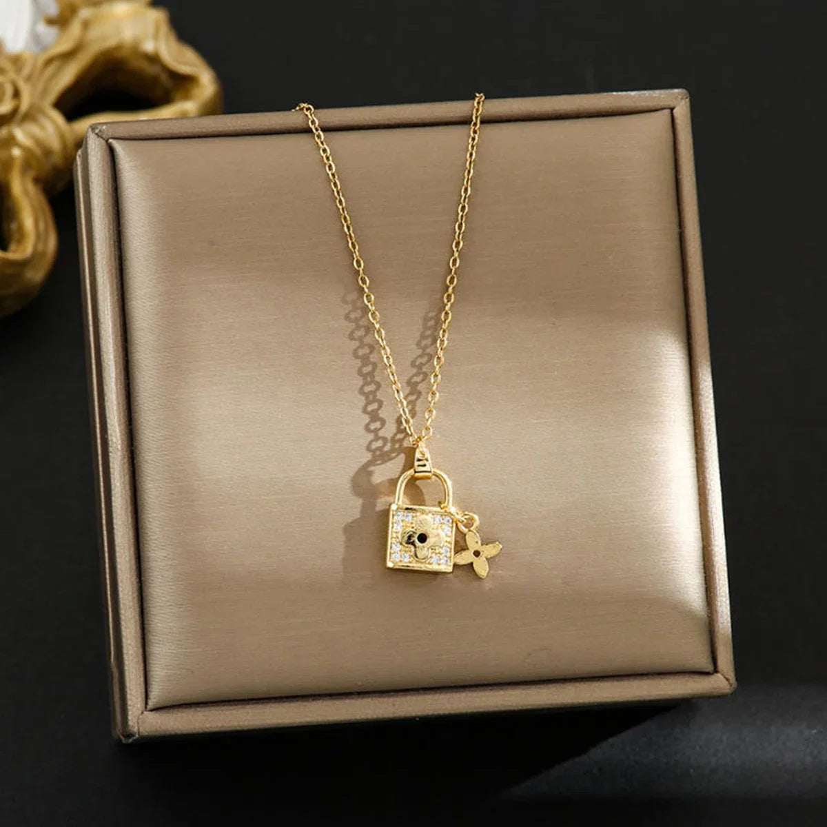 Fashionable collarbone chain, non-fading accessories, titanium steel women's necklace, set with diamonds