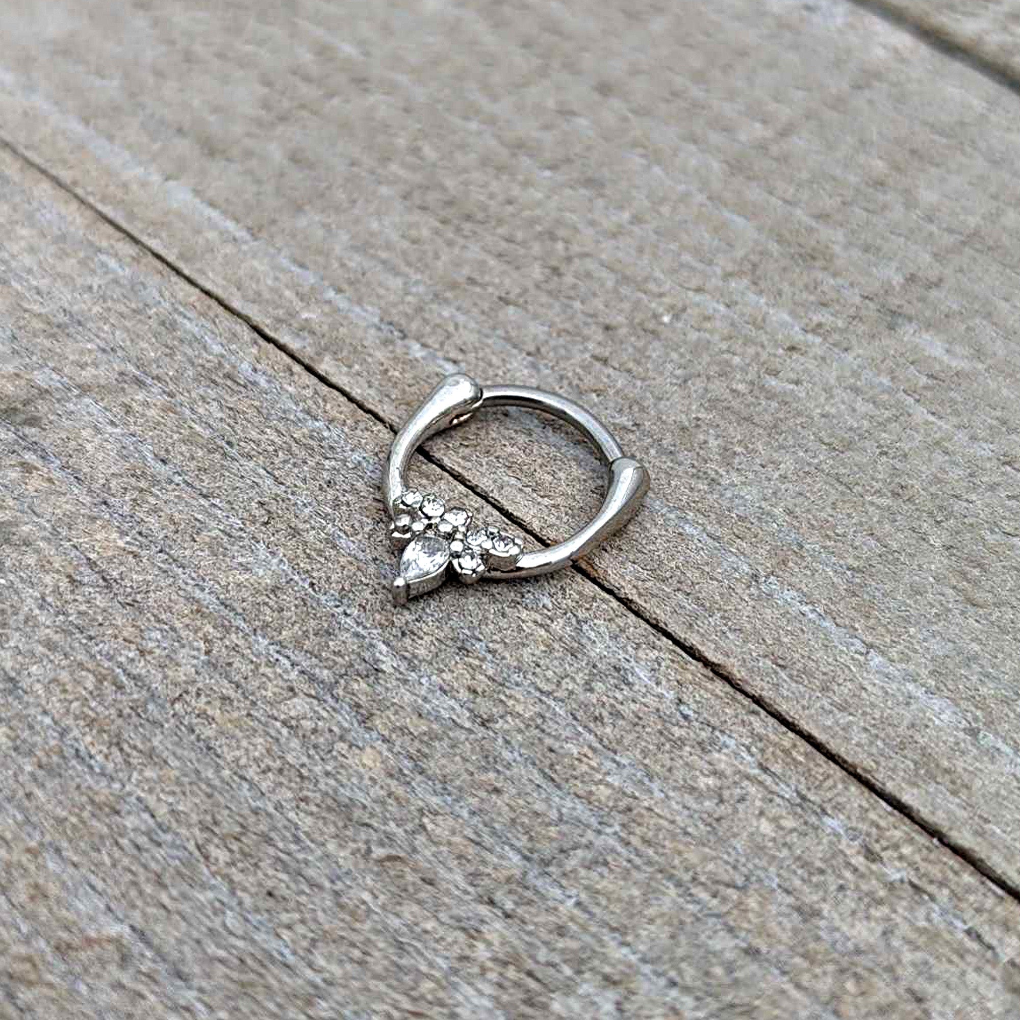 16G 5/16 Clear Gem Bee Glamour Cartilage Clicker