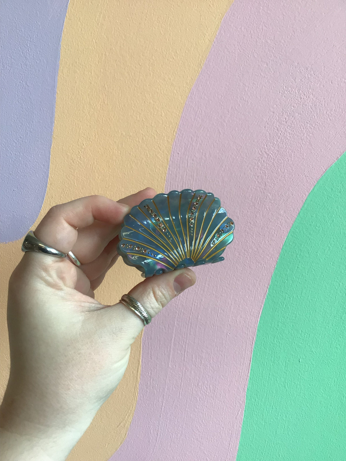 Shell Hair Claw