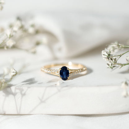 Natural 0.6 Carat Blue Sapphire Minimal Engagement Ring with Diamond Split Shank