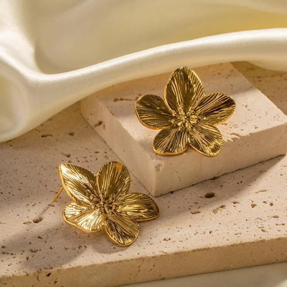 Uworld Hypoallergenic Stylish Vintage Flower Stud Earrings Premium 18k Gold Plated Stainless Steel For Women Party сережки женск