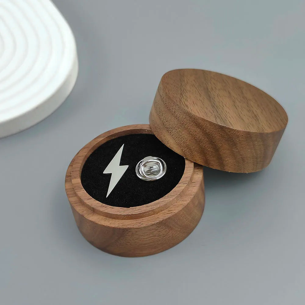 Creative lightning shape stainless steel brooch, waterproof and non-fading badge set, suit lapel pin, wedding party wearing