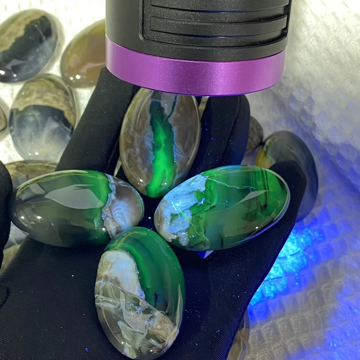1pc UV Reactive Volcano Agate Palm Stone, Glowing Green Fluorescent Crystal Home Decor, Tabletop Display, Holiday Gift