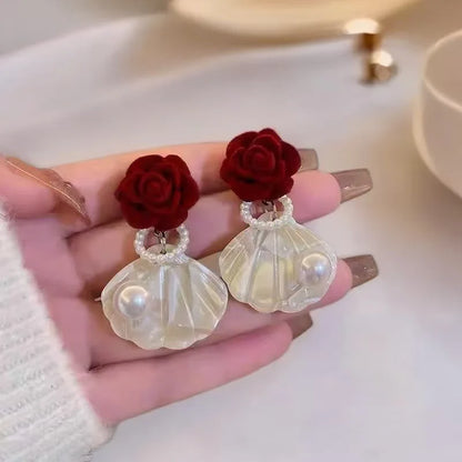 Fashion Unique Glossy Shell Flower Pendant Earrings for Women Temperament Pearl Earrings Sweet Design Wedding Gifts