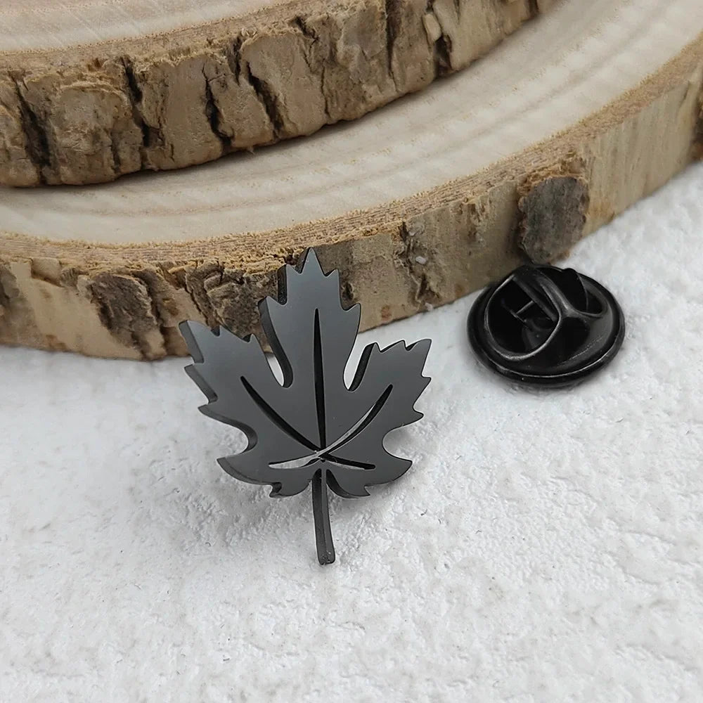 New maple leaf men's lapel pin, 316L stainless steel gold-plated badge, black brooch for suit accessories, gift for father